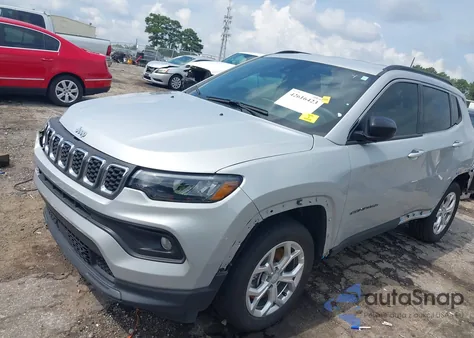 2024 Jeep Compass Latitude 4X4 z USA, uszkodzony, nr VIN 3C4NJDBN8RT161182